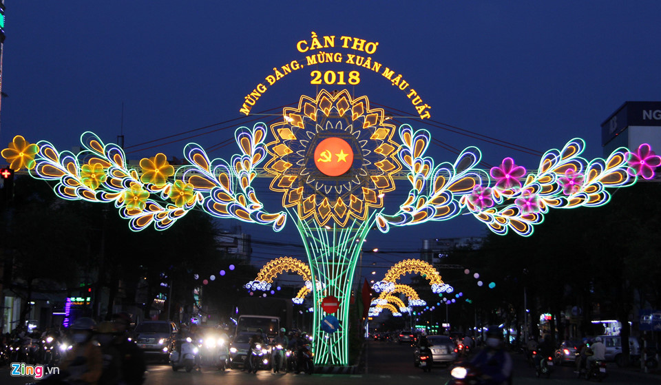 Cận cảnh đường đèn có cổng chào ở Cần Thơ xôn xao Facebook